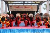 Sejumlah penari Barongan khas Kediri mengikuti 'Fashion Barong' di area wisata Gunung Kelud Desa Sugihwaras, Kediri, Jawa Timur, Sabtu (15/9). Lomba keseragaman gerak tari yang diikuti puluhan kelompok Barongan se-Kediri itu sebagai pembuka Festival Kelud 2018. Antara Jatim/Prasetia Fauzani/mas/18.