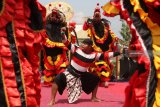 Sejumlah penari Barongan khas Kediri mengikuti 'Fashion Barong' di area wisata Gunung Kelud Desa Sugihwaras, Kediri, Jawa Timur, Sabtu (15/9). Lomba keseragaman gerak tari yang diikuti puluhan kelompok Barongan se-Kediri itu sebagai pembuka Festival Kelud 2018. Antara Jatim/Prasetia Fauzani/mas/18.