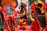 Sejumlah penari Barongan khas Kediri mengikuti 'Fashion Barong' di area wisata Gunung Kelud Desa Sugihwaras, Kediri, Jawa Timur, Sabtu (15/9). Lomba keseragaman gerak tari yang diikuti puluhan kelompok Barongan se-Kediri itu sebagai pembuka Festival Kelud 2018. Antara Jatim/Prasetia Fauzani/mas/18.