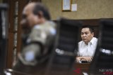 Terdakwa kasus dugaan suap pengadaan satelit monitoring di Bakamla Fayakhun Andriadi (kanan) mendengarkan keterangan mantan Kepala Bakamla Laksamana Madya Arie Soedewo (kiri) yang menjadi saksi dalam sidang lanjutan di Pengadilan Tipikor, Jakarta, Rabu (26/9/2018). Sidang lanjutan Fayakhun itu beragendakan pemeriksaan tiga saksi yang dihadirkan Jaksa Penuntut Umum yakni Setya Novanto, Laksamana Madya Arie Soedewo dan TB Hasanuddin. ANTARA FOTO/Hafidz Mubarak A/wsj. 