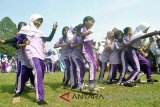 Peserta mengikuti lomba balap bakiak saat Festival Dolanan Anak di Lapangan Rektorat Kampus IPB, Dramaga, Kabupaten Bogor, Jawa Barat, Minggu (23/9). Festival Dolanan Anak yang diselenggarakan Agrianita IPB dalam rangka Dies Natalis ke-55 IPB tersebut selain untuk mendukung Gerakan Anak Bermain di Luar sekaligus untuk mengenalkan dan memasyarakatkan kembali permainan tradisional. (Megapolitan.Antaranews.Com/Foto: Arif Firmansyah/18).