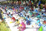 Peserta mengikuti lomba melukis layangan saat Festival Dolanan Anak di Lapangan Rektorat Kampus IPB, Dramaga, Kabupaten Bogor, Jawa Barat, Minggu (23/9). Festival Dolanan Anak yang diselenggarakan Agrianita IPB dalam rangka Dies Natalis ke-55 IPB tersebut selain untuk mendukung Gerakan Anak Bermain di Luar sekaligus untuk mengenalkan dan memasyarakatkan kembali permainan tradisional. 