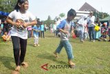 Peserta mengikuti lomba balap enggrang batok saat Festival Dolanan Anak di Lapangan Rektorat Kampus IPB, Dramaga, Kabupaten Bogor, Jawa Barat, Minggu (23/9). Festival Dolanan Anak yang diselenggarakan Agrianita IPB dalam rangka Dies Natalis ke-55 IPB tersebut selain untuk mendukung Gerakan Anak Bermain di Luar sekaligus untuk mengenalkan dan memasyarakatkan kembali permainan tradisional. (Megapolitan.Antaranews.Com/Foto: Arif Firmansyah/18).