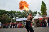 Seniman menyemburkan api saat Festival Tantular di Museum Negeri Mpu Tantular, Buduran, Sidoarjo, Jawa Timur, Kamis (20/9). Festival Tantular yang diselenggarakan dengan tema 