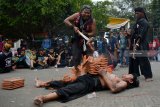 Seniman melakukan antraksi memecahkan genteng saat Festival Tantular di Museum Negeri Mpu Tantular, Buduran, Sidoarjo, Jawa Timur, Kamis (20/9). Festival Tantular yang diselenggarakan dengan tema 