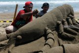 Peserta membuat patung dari pasir pantai saat Festival Patung Pasir di Pantai Serang, Blitar, Jawa Timur, Minggu (9/9). Kegiatan yang merupakan rangkaian dari 
