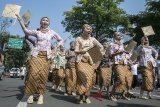 Peserta menggunakan berbagai kostum unik saat mengikuti karnaval budaya pada gelaran Festival Pesona Lokal Adira Finance di Gedung Sate, Bandung, Jawa Barat, Minggu (2/9). Gelaran yang diikuti ribuan warga tersebut bertujuan untuk mempromosikan dan mendukung potensi budaya serta kearifan lokal melalui pariwisata, pendidikan, dan UKM dari 27 Kota/Kabupaten yang ada di Jawa Barat. ANTARA JABAR//Novrian Arbi/agr/18