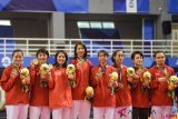 Pemain sepak takraw putri Indonesia berpose bersama memperlihatkan medali perunggu seusai pertandingan final quadrant putri sepak takraw Asian Games 2018 di GOR Ranau, Jakabaring Sport City (JSC), Palembang, Sumatera Selatan, Sabtu (1/9/2018). Thailand meraih medali emas disusul Vietnam dengan medali perak, medali perunggu diraih Indonesia dan Laos sebagai juara bersama. (ANTARA FOTO/INASGOC/Nova Wahyudi)