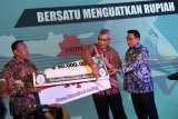 Kepala Staf Kepresidenan, Jenderal (Purn) TNI Moeldoko (kanan) bersama Kepala Kantor Perwakilan Bank Indonesia Provinsi Jawa Timur Difi Ahmad Johansyah (tengah) dan Ketua Forum Komunikasi Asosiasi Pengusaha (Forkas) Jawa Timur Nur Cahyudi (kiri) membuka tanda penyerahan simbolis tukar dolar ke rupiah sebanyak 50 juta Dolar AS di Surabaya, Jawa Timur, Kamis (20/9). Kegiatan penukaran tersebut bertujuan membantu Pemerintah menstabilkan rupiah dan mengajak pengusaha di Indonesia untuk menukarkan dolarnya menjadi rupiah. Antara Jatim/Zabur Karuru/18