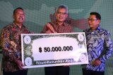 Kepala Staf Kepresidenan, Jenderal (Purn) TNI Moeldoko (kanan) bersama Kepala Kantor Perwakilan Bank Indonesia Provinsi Jawa Timur Difi Ahmad Johansyah (tengah) dan Ketua Forum Komunikasi Asosiasi Pengusaha (Forkas) Jawa Timur Nur Cahyudi (kiri) membuka tanda penyerahan simbolis tukar dolar ke rupiah sebanyak 50 juta Dolar AS di Surabaya, Jawa Timur, Kamis (20/9). Kegiatan penukaran tersebut bertujuan membantu Pemerintah menstabilkan rupiah dan mengajak pengusaha di Indonesia untuk menukarkan dolarnya menjadi rupiah. Antara Jatim/Zabur Karuru/18