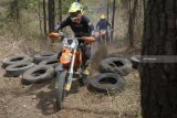 Crosser mencoba melewati tanjakan V dengan penghalang ban-ban bekas di ajang Freedom Adventure Trail Trenggalek (FATT) ke-2 di Trenggalek, Jawa Timur, Sabtu (8/9). Trail adventure itu diikuti lebih dari 3000 crosser dari dalam dan luar negeri itu digelar dalam rangka memeriahkan perayaan Hari Jadi ke-824 Kabupaten Trenggalek dan HUT ke-73 Kemerdekaan RI. Antara Jatim/Destyan Sujarwoko/mas/18.