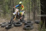 Crosser mencoba melewati tanjakan V dengan penghalang ban-ban bekas di ajang Freedom Adventure Trail Trenggalek (FATT) ke-2 di Trenggalek, Jawa Timur, Sabtu (8/9). Trail adventure itu diikuti lebih dari 3000 crosser dari dalam dan luar negeri itu digelar dalam rangka memeriahkan perayaan Hari Jadi ke-824 Kabupaten Trenggalek dan HUT ke-73 Kemerdekaan RI. Antara Jatim/Destyan Sujarwoko/mas/18.