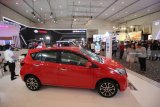 Pengunjung melihat mobil yang dipamerkan di salah satu stan saat pembukaan Gaikindo Indonesia Internasional Auto Show (GIIS) Surabaya Auto Show (SAS) 2018 di Surabaya, Jawa Timur, Sabtu (15/9). Pameran otomotif yang diikuti lebih dari 60 