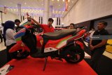 Pengunjung melihat motor listrik Gesits karya mahasiswa Institut Teknologi Sepuluh Nopember (ITS) saat pembukaan Gaikindo Indonesia Internasional Auto Show (GIIS) Surabaya Auto Show (SAS) 2018 di Surabaya, Jawa Timur, Sabtu (15/9). Pameran otomotif yang diikuti lebih dari 60 