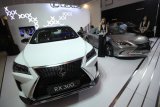 Pengunjung melihat mobil yang dipamerkan di salah satu stan saat pembukaan Gaikindo Indonesia Internasional Auto Show (GIIS) Surabaya Auto Show (SAS) 2018 di Surabaya, Jawa Timur, Sabtu (15/9). Pameran otomotif yang diikuti lebih dari 60 