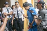 Anggota Polisi menggiring seorang pelakub berinisial YA (kedua kanan) saat gelar perkara kasus begal atau pencurian dengan kekerasan di Rumah Sakit Bhayangkara Sartika Asih, Bandung, Jawa Barat, Rabu (5/9). Kepolisian Jawa Barat berhasil mengamankan dua pelaku aksi begal berinisial YA dan AMI yang menewaskan seorang mahasiswi perguruan tinggi di Bandung beberapa waktu lalu. ANTARA JABAR/Novrian Arbi/agr/18