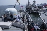 Warga beraktivitas di geladak KRI Bung Tomo seusai menyaksikan upacara peringatan HUT Ke-73 TNI AL di Kompleks Dermaga Pondok Dayung Koarmada I, Tanjung Priok, Jakarta, Senin (10/9/2019). Peringatan HUT Ke-73 TNI AL itu mengangkat tema 