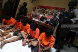 Polisi memperlihatkan barang bukti dan sejumlah tersangka pelaku kejahatan saat rilis hasil Operasi Sikat Semeru di Mako Polresta Kediri, Jawa Timur, Jumat (21/9). Operasi yang dilancarkan guna menjaga suasana kondusif menjelang Pemilu 2019 itu dalam 12 hari terakhir berhasil mengungkap 11 kasus kejahatan dengan mengamankan tujuh tersangka berikut sejumlah barang bukti. Antara Jatim/Prasetia Fauzani/mas/18.