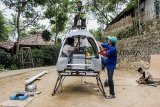 Pembuat helikopter Jujun (tengah) bersama timnya menyelesaikan pembuatan helikopter di desa Darmareja, Kabupaten Sukabumi, Jawa Barat, Minggu (30/9). Jujun membuat helikopter dengan menggunakan mesin genset berbahan bakar bensin Pertamax yang telah menghabiskan dana sebesar Rp25 juta dan akan diperkirakan rampung pada awal tahun 2019. ANTARA JABAR/Nurul Ramadhan/agr/18