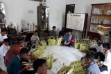 25 anak terlantar belajar membuat keranjang dan tas