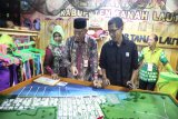 Penjabat Bupati Tanah Laut Siswansyah Meninjau Stand Expo  3018 Milik  Pemkab Tanah Laut , di Halaman Depan Kantor Walikota Banjarbaru, Jumat (31/8).Foto:Antaranews Kalsel/Arianto.