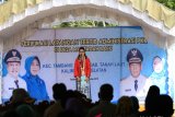 Bendahara Tim Penggerak PKK Pusat Endang Nugrahani Pramono Anung Melakukan Verfikasi Lapangan Tertib Administrasi PKK Desa Martadah Baru, Kecamatan Tambang Ulang, Tanah Laut, Selasa (4/9).Foto:Antaranews Kalsel/Arianto.