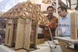 Pengunjung mendengarkan penjelasan tentang inovasi teknologi sistem konstruksi blok kayu modular untuk rumah pascagempa pada acara ITB CEO NET Technopreneurship Festival 2018 di Kampus ITB, Bandung, Jawa Barat, Selasa (18/9). Festival yang bertemakan 