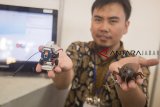 Kepala Penelitian Lembaga Pengembangan Inspirasi dan Kewirausahaan ITB M Hablul Barri menunjukkan inovasi teknologi robot kecoa intelijen senyap pada acara ITB CEO NET Technopreneurship Festival 2018 di Kampus ITB, Bandung, Jawa Barat, Selasa (18/9). Festival yang bertemakan 