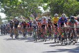 Pebalap sepeda beradu kecepatan pada kejuaraan International Tour de Banyuwangi Ijen (ITDBI) di Banyuwangi, Jawa Timur, Kamis (27/9). Etape kedua ITdBI 2018 start di Stasiun Kalibaru dan finish di depan Kantor Bupati Banyuwangi sepanjang 179,3 kilometer. Antara Jatim/Budi Candra Setya/mas/18. 