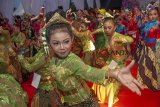 Sejumlah penari mementaskan Tari Goyang Karawang dalam acara Ibing Goyang Karawang Massal di kawasan Percandian Batujaya, Karawang, Jawa Barat, Sabtu (22/9). Pertunjukan Ibing Goyang Karawang Massal tersebut diikuti sebanyak 300 penari yang betujuan memperkenalkan tradisi seni budaya kepada generasi muda. ANTARA JABAR/M Ibnu Chazar/agr/18.