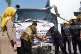 Pelaksana tugas (Plt) Direktur Utama PT INKA Multi Solusi (IMS) Puguh Dwi Tjahjono (kedua kiri) disaksikan sejumlah pejabat perwalikan dari PT Kereta Api Logistik (Kalog) memecah kendi berisi air dalam prosesi pemberangkatan pengiriman kontainer buka samping (open side dump container) di halaman gedung PT INKA Multi Solusi (IMS) Madiun, Jawa Timur, Jumat (28/9). PT IMS mengirim enam unit kontainer buka samping ke wilayah Kertapati, Palembang, Sumatera Selatan yang merupakan pengiriman produk perdana dari 65 unit pesanan PT Kereta Api Logistik (Kalog). Antara Jatim/Siswowidodo/mas/18.