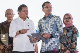 Menteri Komunikasi dan Informatika Rudiantara (kedua kiri) berbincang dengan Presiden Direktur Microsoft Indonesia Haris Izmee (kedua kanan) saat peluncuran Digital Talent Scholarship 2018 dan peluncuran program Indonesia Next di Universitas Padjajaran, Bandung, Jawa Barat, Jumat (21/9). Kegiatan yang digelar oleh Telkomsel di delapan kota dan kampus di Indonesia tersebut untuk menyiapkan generasi muda Indonesia dalam menyambut Revolusi industri 4.0 dan meningkatkan daya saing di tingkat Internasional. ANTARA FOTO/M Agung Rajasa/hp 