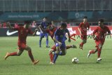 Sejumlah pesepakbola  Indonesia U-19  berusaha merebut bola dari pesepakbola Thailand U-19 Yuthapichai Lertlum  (kedua  kiri)  pada laga  PSSI Anniversary U-19 Tournament 2018 di Stadion Pakansari, Bogor, Jawa Barat,  Minggu (23/9). Pada laga tersebut Timnas Indonesia  U-19 vs Thailand U-19 berakhir imbang dengan skor 2-2. ANTARA JABAR/Yulius Satria Wijaya/agr/18.
