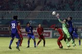 Kiper Indonesia U-19 M. Aqil Savik (kedua kanan) berusaha menahan serangan dari sejumlah pesepakbola Thailand U-19 pada laga PSSI Anniversary U-19 Tournament 2018 di Stadion Pakansari, Bogor, Jawa Barat, Minggu (23/9). Pada laga tersebut Timnas Indonesia U-19 vs Thailand U-19 berakhir imbang dengan skor 2-2. ANTARA JABAR/Yulius Satria Wijaya/agr/18.
