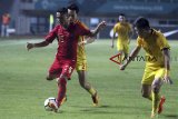 Pesepak bola Timnas U19 Indonesia Aulia Hidayat (kiri) berebut bola dengan pesepak bola Cina Jiabao Wen pada laga PSSI Anniversary U-19 Tournament 2018 di Stadion Pakansari, Bogor, Jawa Barat, Selasa (25/9). Timnas U19 Indonesia dikalahkan Cina U-19 dengan skor 0-3. ANTARA JABAR/Yulius Satria Wijaya/agr/18.