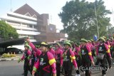 Sejumlah peserta mengikuti jalan pagi sehat di depan Rektorat Kampus IPB Dramaga, Kabupaten Bogor, Jawa Barat, Minggu (16/9). Jalan pagi sehat yang diikuti ribuan peserta dari rektor, dekan, mahasiswa, dosen, karyawan, pegawai dan masyarakat lingkar kampus tersebut bertujuan untuk menjalin keakraban antar civitas akademika IPB dalam rangka memperingati Dies Natalis ke-55 IPB.  (Megapolitan.Antaranews.Com/Foto: Arif Firmansyah/18).