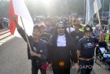 Sejumlah peserta mengikuti jalan pagi sehat di depan Rektorat Kampus IPB Dramaga, Kabupaten Bogor, Jawa Barat, Minggu (16/9). Jalan pagi sehat yang diikuti ribuan peserta dari rektor, dekan, mahasiswa, dosen, karyawan, pegawai dan masyarakat lingkar kampus tersebut bertujuan untuk menjalin keakraban antar civitas akademika IPB dalam rangka memperingati Dies Natalis ke-55 IPB.  (Megapolitan.Antaranews.Com/Foto: Arif Firmansyah/18).