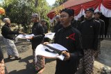 Pemangku adat melakukan jamasan atau pembersihan pusaka di pendopo Indramayu, Jawa Barat, Sabtu (29/9). Kegiatan tersebut digelar setahun sekali terutama menjelang hari jadi Kabupaten Indramayu. ANTARA JABAR/Dedhez Anggara/agr/18.
