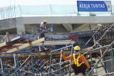 Pekerja menyelesaikan proyek pembangunan Masjid Al Jabbar di Gedebage, Bandung, Jawa Barat, Jumat (28/9). Kementerian PUPR mendorong para kontraktor untuk meningkatkan keselamatan dan kesehatan kerja (K3) konstruksi yang menjadi salah satu amanat Undang-Undang Nomor 2 Tahun 2017 tentang Jasa Konstruksi. ANTARA JABAR/Raisan Al Farisi/agr/18.
