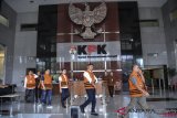 Sejumlah tersangka dari berbagai kasus tindak pidana korupsi meninggalkan gedung KPK untuk ibadah salat Jumat disela pemeriksaannya di Jakarta, Jumat (14/9/2018). ANTARA FOTO/Sigid Kurniawan/wsj.