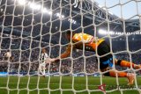  Pesepak bola Juventus Mario Mandzukic mencetak gol ke gawang Napoli pada lanjutan Seri A di Turin, Sabtu (29/9/2018). REUTERS/Stefano Rellandini