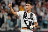 Pesepak bola Juventus Cristiano Ronaldo menyapa fans usai menaklukan Napoli pada lanjutan Seri A di Turin, Itali. REUTERS/Stefano Rellandini 