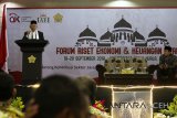 Calon Wakil Presiden, KH Ma'ruf Amin tampil sebagai pemateri pada Forum Riset Ekonomi dan Keuangan Syariah di Fakultas Ekonomi Universitas Syiah Kuala (Unsyiah), Banda Aceh, Rabu (19/9). Kehadiran Cawapres KH Ma'ruf Amin di Universitas Syiah Kuala itu sebagai pemateri dalam Forum Riset Ekonomi dan Keuangan Syariah dengan tema, Mendorong Kontribusi Jasa Keuangan dalam Pemerataan Kesejahteraan Masyarakat yang terselenggara atas kerjasama Otoritas Jasa Keuangan (OJK) dengan Unsyiah. (ANTARA FOTO/Ampelsa/18)