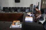 Anggota DPRD, Subur Triono duduk sendiri di ruang rapat Komisi A yang kosong di gedung DPRD Kota Malang, Jawa Timur, Selasa (4/9). Ruangan Gedung DPRD Kota Malang terlihat kosong setelah Komisi Pemberantasan Korupsi (KPK) menetapkan 41 dari 45 anggota DPRD Kota Malang sebagai tersangka kasus dugaan suap pembahasan APBD Perubahan Kota Malang tahun anggaran 2015. Antara Jatim/Ari Bowo Sucipto/mas/18.