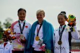 (kiri-kanan) Atlet kayak Cina Yue Li (Perak), atlet Khazakstan Inna Klinova (emas), dan atlet Jepang Yuka Ono (perunggu) berfoto bersama usai penyerahan medali nomor tunggal putri 200 meter Asian Games 2018 di arena Dayung Jakabaring Sport City, Palembang, Sumatera Selatan, Sabtu (1/9/2018). (ANTARA FOTO/INASGOC/Iqbal Lubis) 