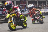 Pembalap memacu motornya pada kelas mini GP dalam kejuaraan balap motor 