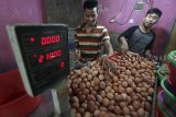 Pedagang merapikan telur ayam dagangannya di Pasar Cibinong, Bogor, Jawa Barat, Kamis (27/9). Kementerian Perdagangan memutuskan untuk menaikkan harga acuan telur ayam sebesar Rp.1000 ditingkat petani maupun konsumen, sehingga mulai 1 Oktober 2018 harga telur ditingkat petani menjadi Rp.18.000 - Rp.20.000 perkilogram dan tingkat konsumen Rp.23.000 perkilogram. ANTARA JABAR/Yulius Satria Wijaya/agr/18.