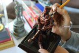 Perajin membuat miniatur tokoh nasional di Surabaya, Jawa Timur, Selasa (18/9). Kerajinan berbagai miniatur seperti tokoh, monumen, kapal perang, Bus Suroboyo dan lain sebagainya itu dijual dengan harga Rp 60.000 sampai Rp2.000.000 tergantung ukuran dan tingkat kesulitan membuatnya. Antara Jatim/Didik Suhartono/mas/18.