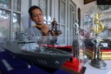 Perajin membuat miniatur tokoh nasional di Surabaya, Jawa Timur, Selasa (18/9). Kerajinan berbagai miniatur seperti tokoh, monumen, kapal perang, Bus Suroboyo dan lain sebagainya itu dijual dengan harga Rp 60.000 sampai Rp2.000.000 tergantung ukuran dan tingkat kesulitan membuatnya. Antara Jatim/Didik Suhartono/mas/18.