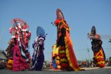 Penari Barongan beratraksi saat kirab budaya di kawasan Tanggulangin, Sidoarjo, Jawa Timur, Selasa (11/9). Kirab budaya tersebut bertujuan untuk mempromosikan wisata budaya sekaligus memperingati tahun baru Hijriyah 1 Muharram. Antara Jatim/Umarul Faruq/mas/18.